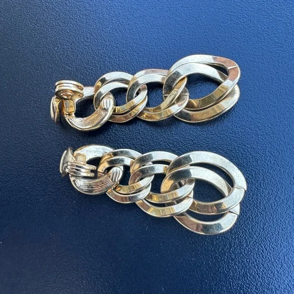 Vintage Monet gold tone chain necklace and clip-on earring set - Picture 9 of 10